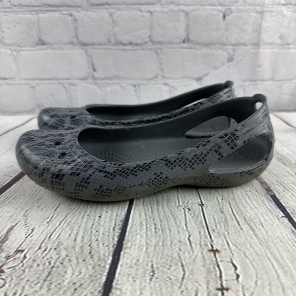 Crocs Kadee Grey Snakeskin Reptile Print Slip On Ballet Flats Womens Size 5 - Picture 3 of 8
